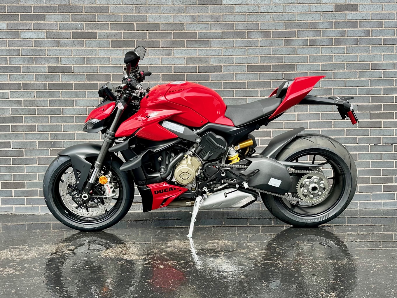 Ducati monster best sale streetfighter v4