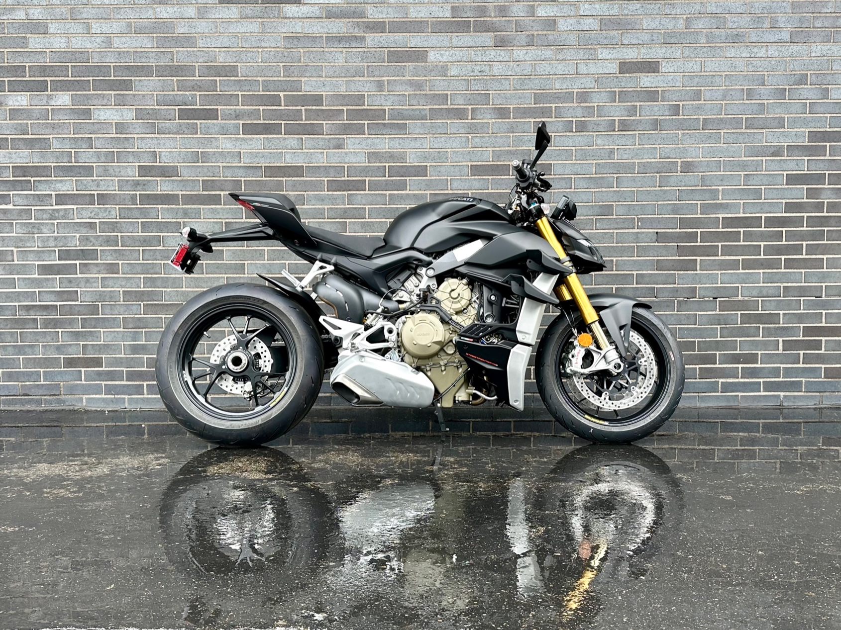 ducati streetfighter v4 stealth black