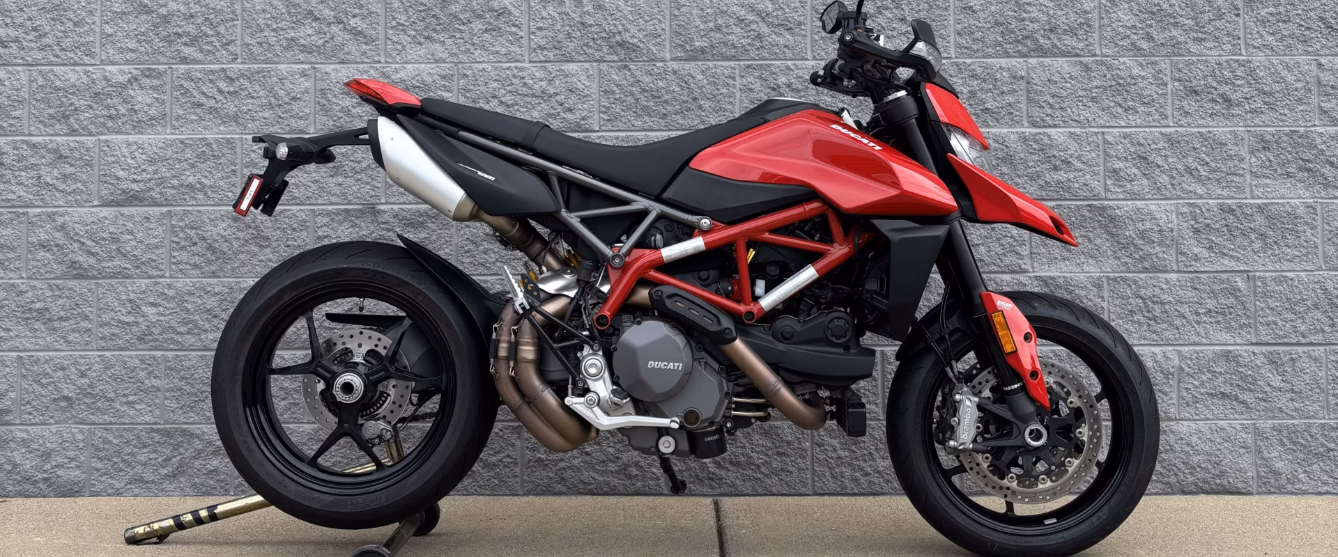 ’25 Hypermotard 950